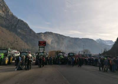 Manifestation des agriculteurs au péage de Cluses.
